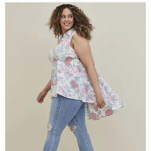 NEW Torrid 1X hi-low baby doll poplin sleeveless collared button floral shirt